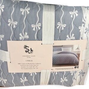 Sincerely Jules Blue and White All Over Bow Design Full/Queen Quilt Set 88”x92”